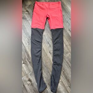 Alo Yoga leggings in a Medium